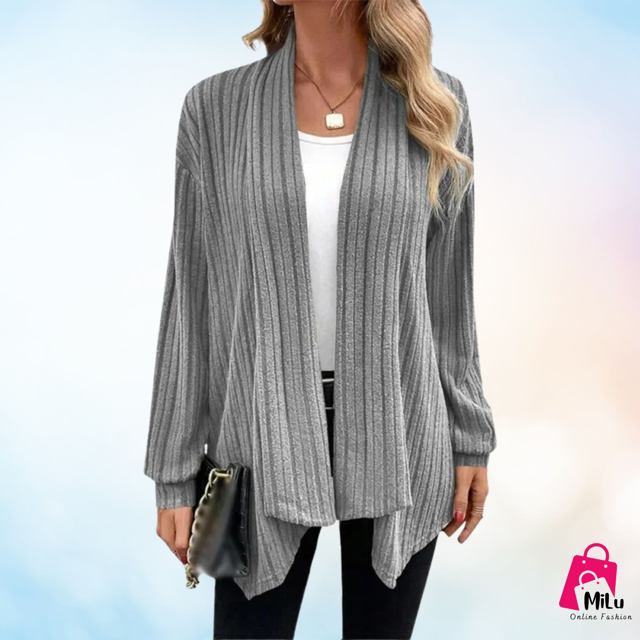 קרדיגן אפור לנשים עם פסים אנכיים, גזרה משוחררת ונפילה טבעית, בשילוב חולצה לבנה וג’ינס כהה – עיצוב Milu Fashion