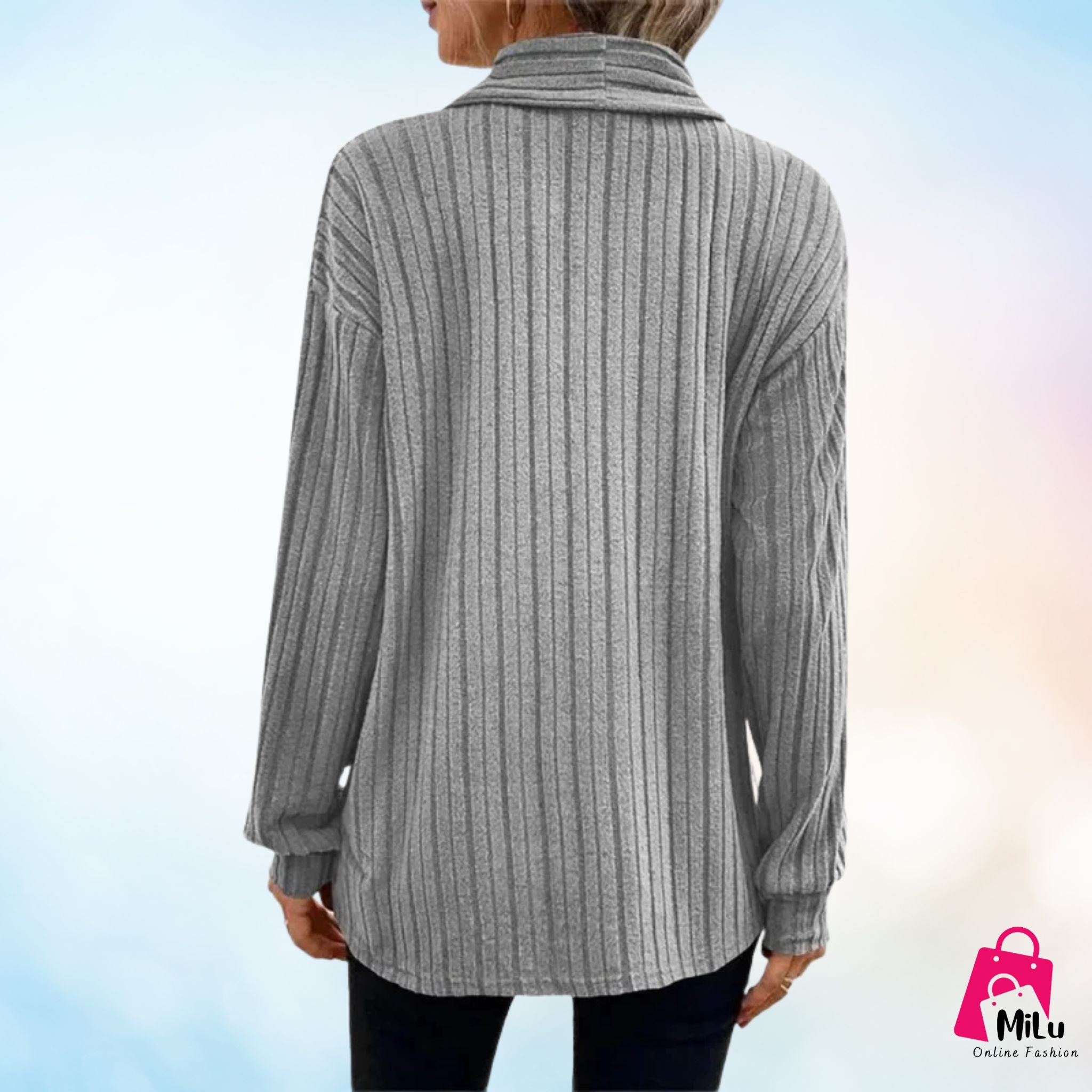 קרדיגן אפור לנשים עם פסים אנכיים, גזרה משוחררת ונפילה טבעית, בשילוב חולצה לבנה וג’ינס כהה – עיצוב Milu Fashion