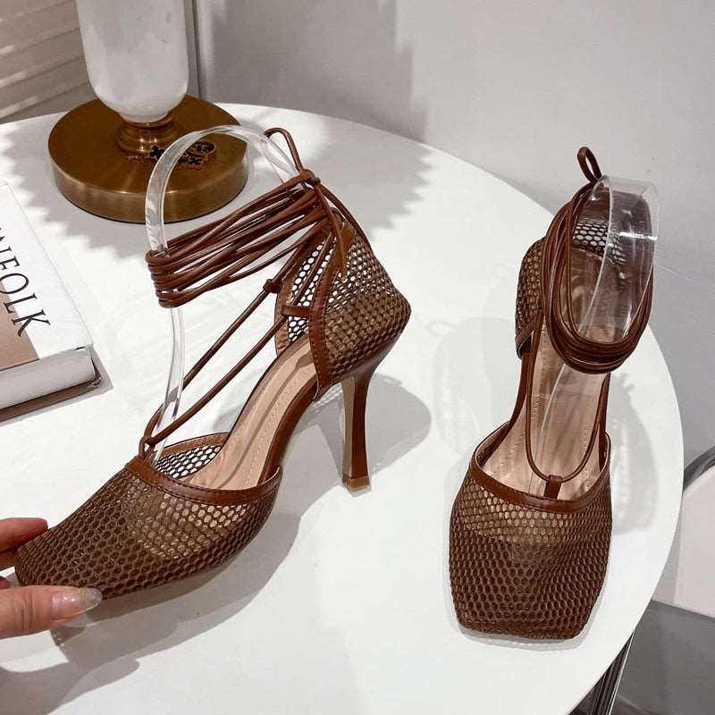 נעלי עקב קשירה לנשים – סנדלי עקב אלגנטיים בצבע שחור, חום, לבן ובז'