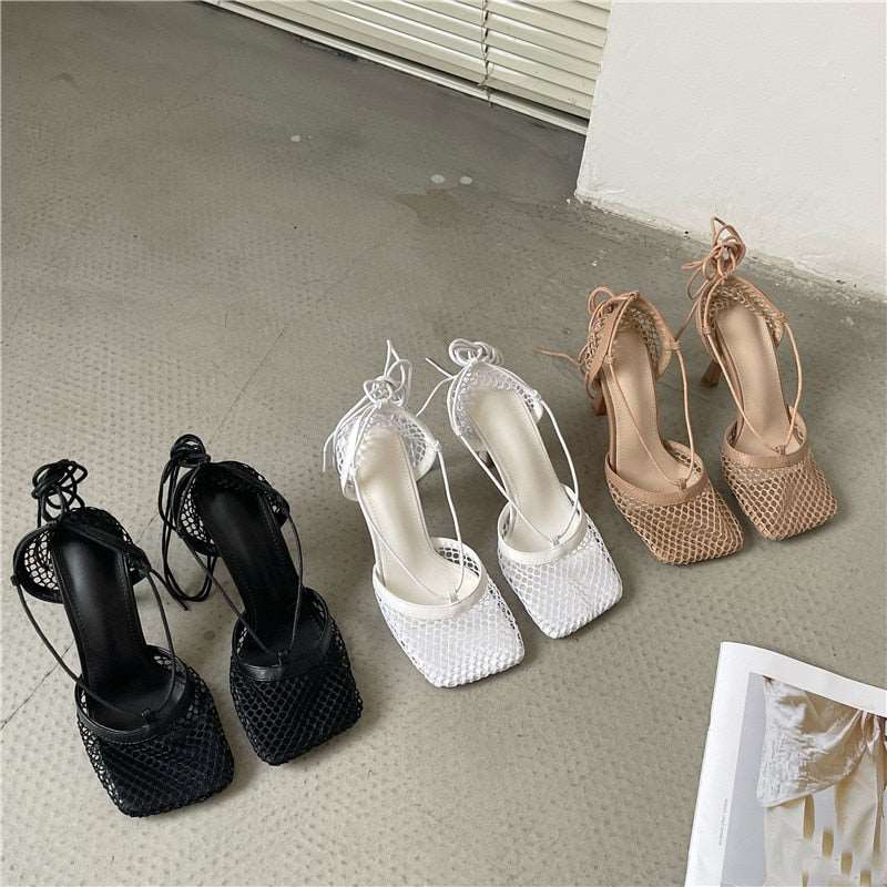 נעלי עקב קשירה לנשים – סנדלי עקב אלגנטיים בצבע שחור, חום, לבן ובז'