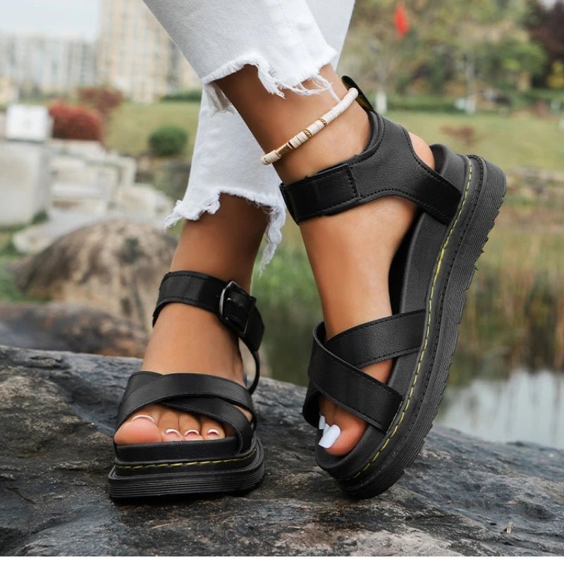 סנדלים שטוחים לנשים עם מדרך נוח, עיצוב פתוח וסוליה נגד החלקה – דגם דנה