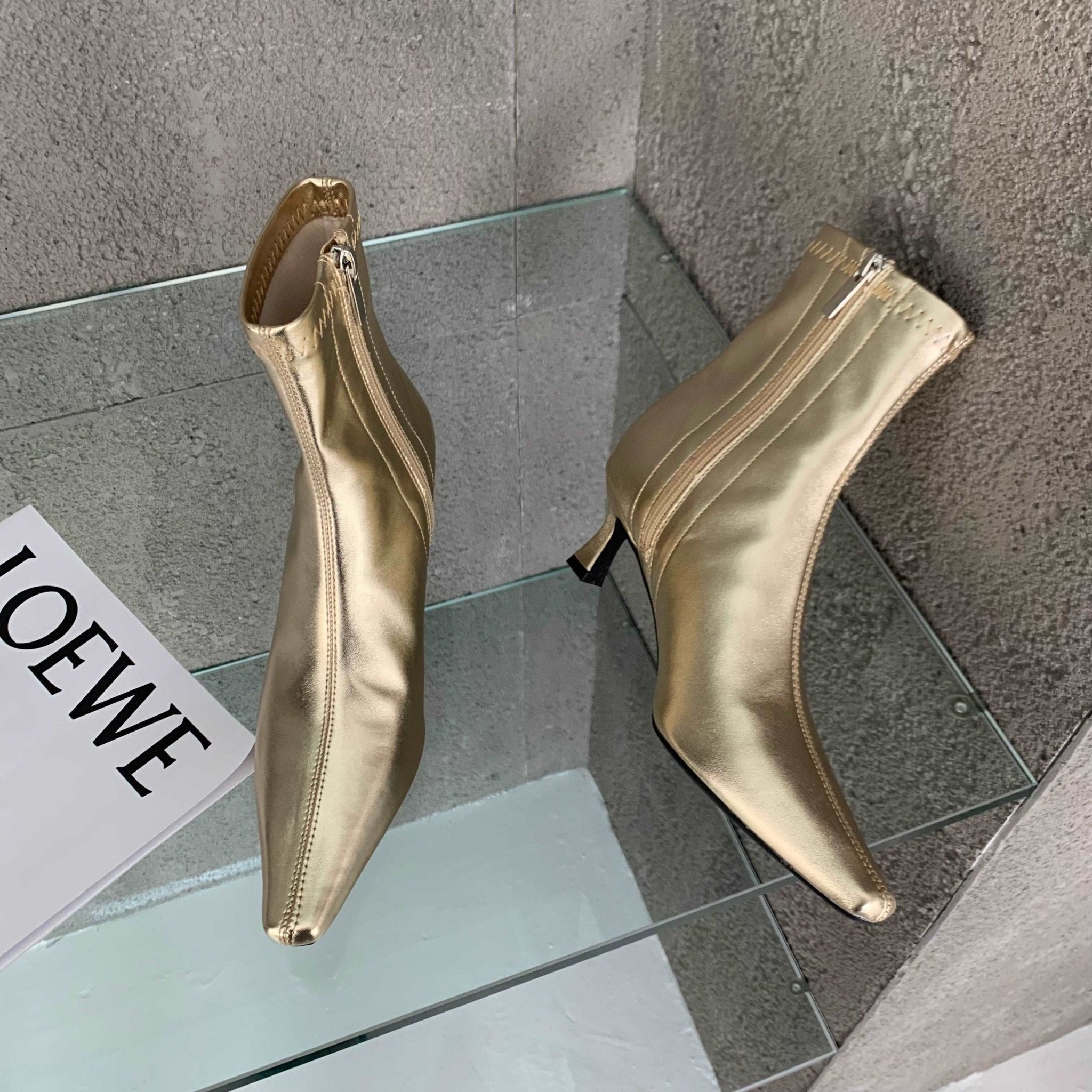 מגפון נשים עם עקב מתכתי קצר – דגם סנדרה במידות 35–41