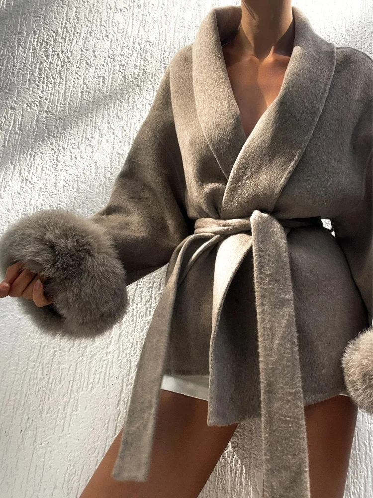 מעיל ויקטוריה עם פרווה מלאכותית לנשים – אלגנטי, חמים ומחמיא במבחר צבעים