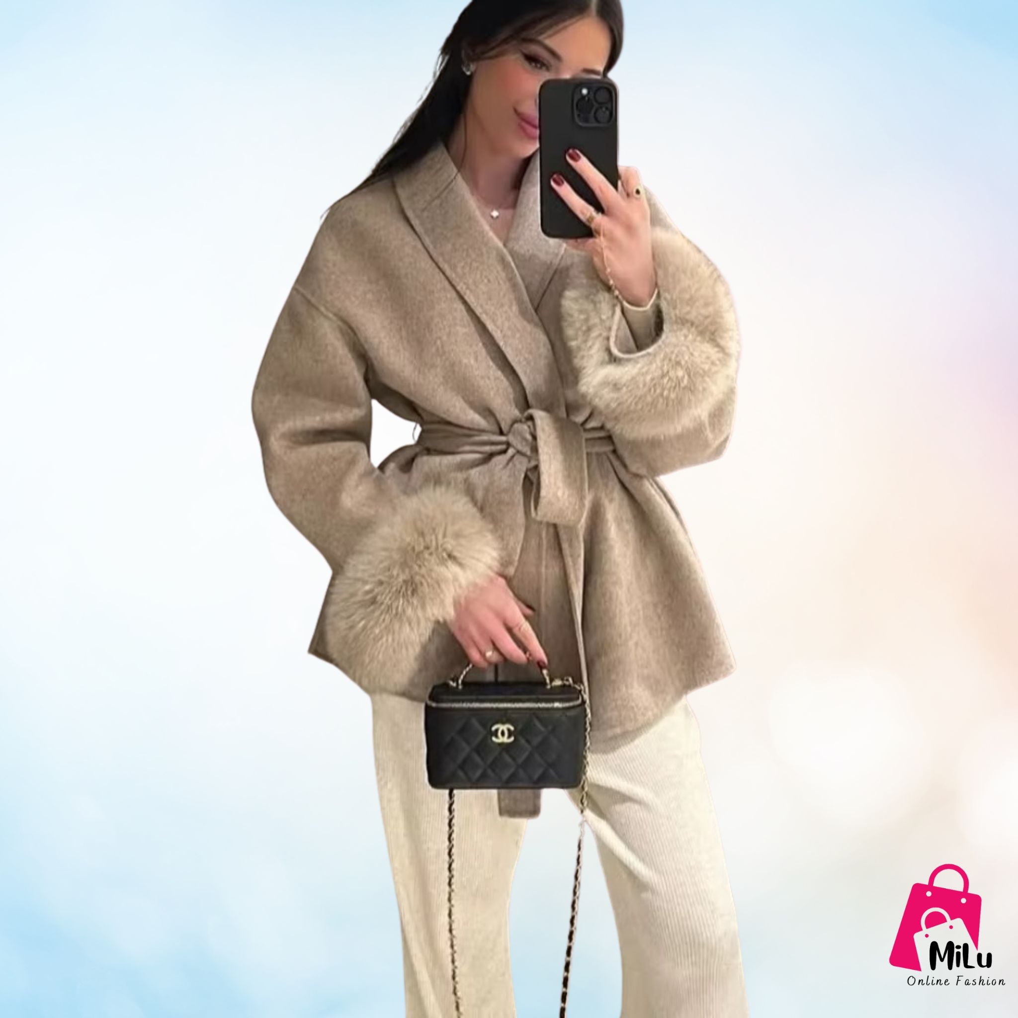 מעיל נשים חורפי עם פרווה מלאכותית בקצוות, חגורת קשירה וצווארון V רחב – זמין בצבעים בז’, אפור, אדום יין, כחול ושמנת.