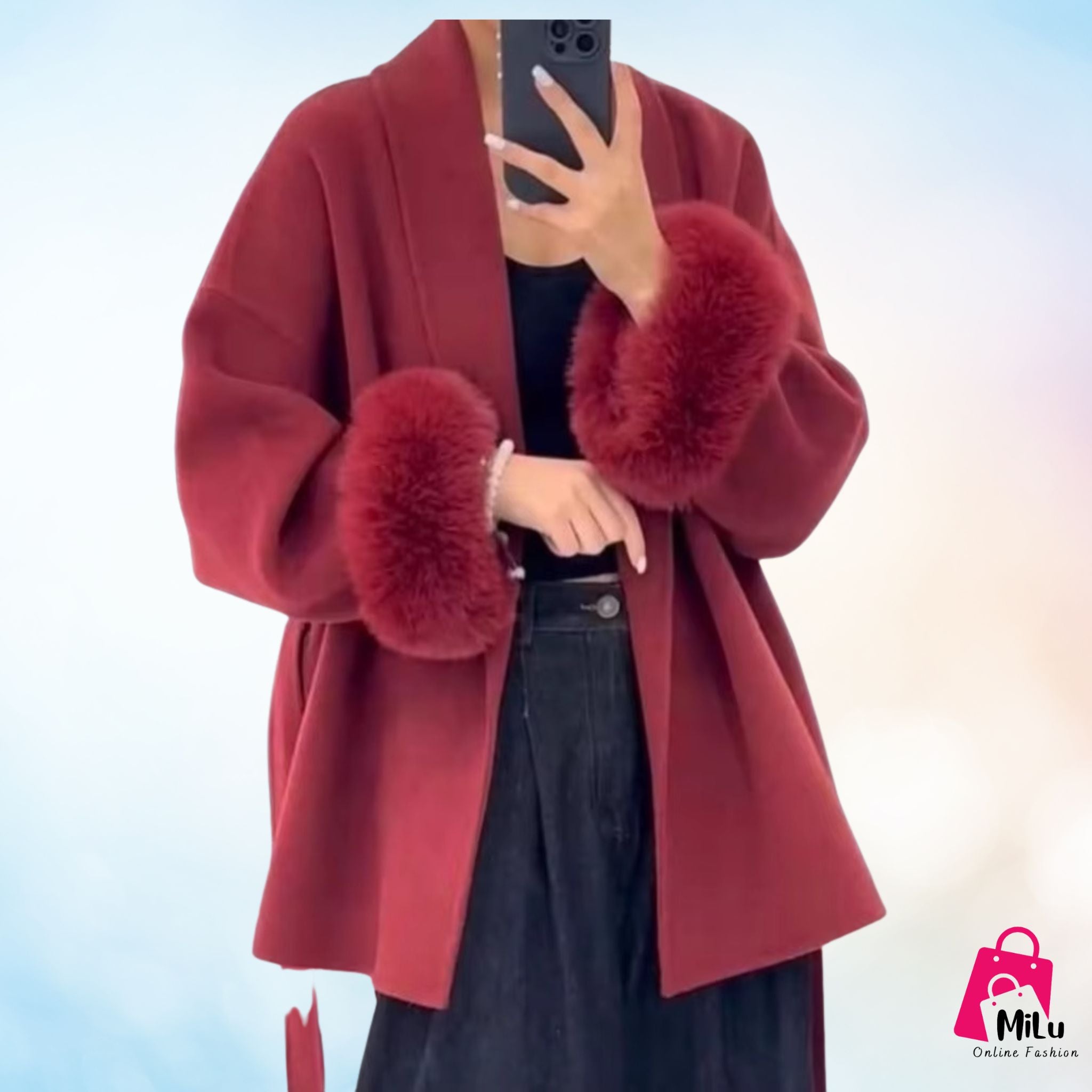 מעיל נשים חורפי עם פרווה מלאכותית בקצוות, חגורת קשירה וצווארון V רחב – זמין בצבעים בז’, אפור, אדום יין, כחול ושמנת.