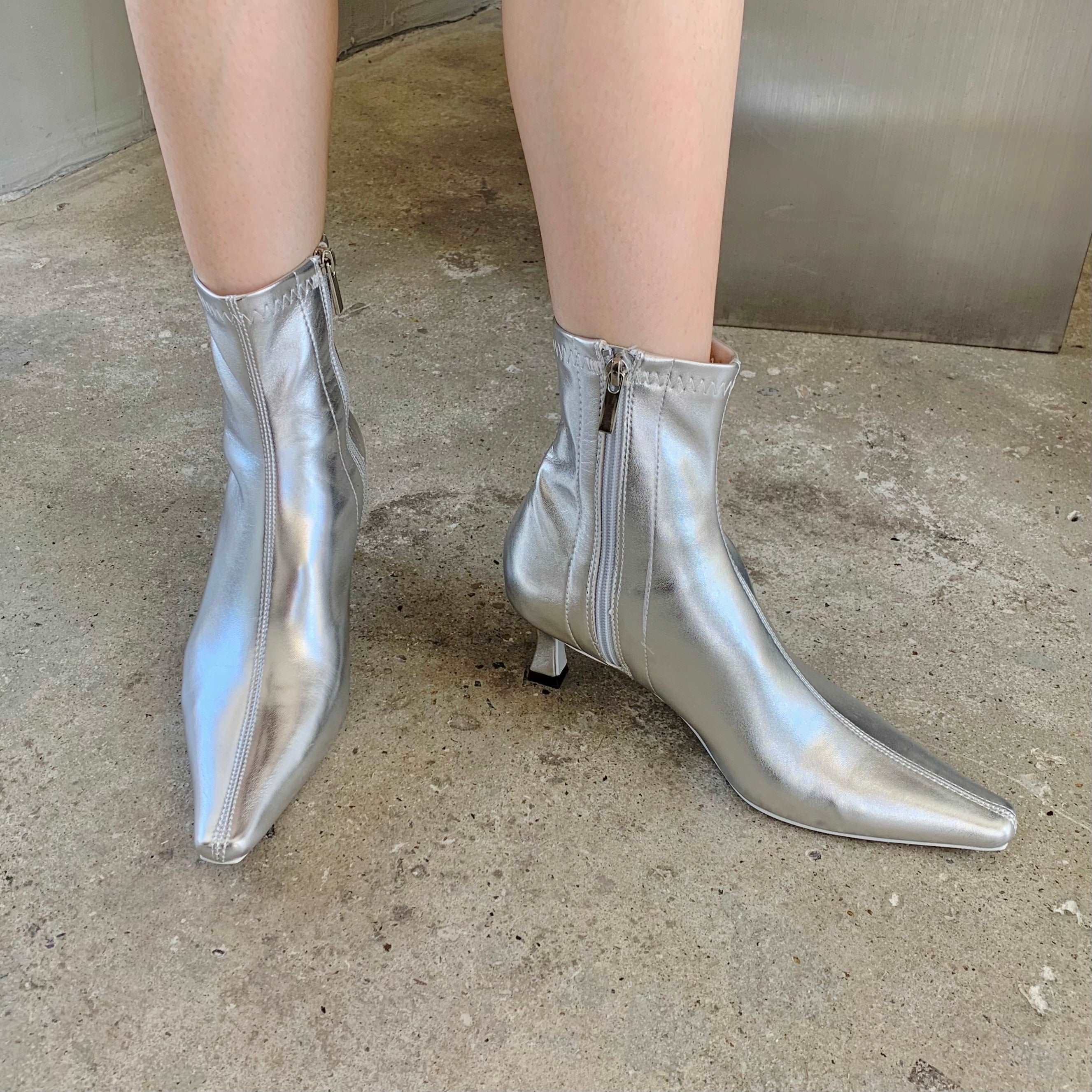 מגפון עקב מטאלי- סנדרה