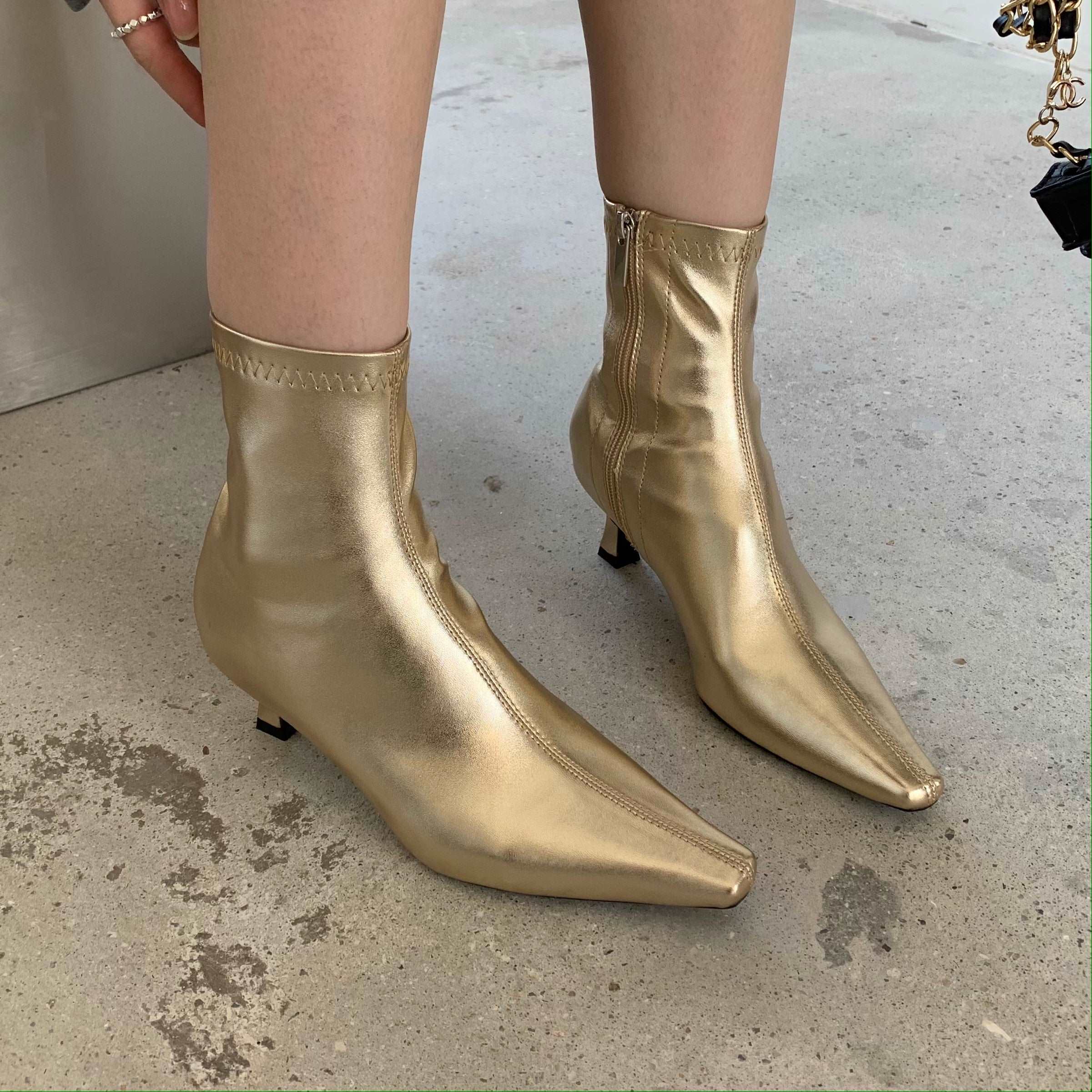 מגפון עקב מטאלי- סנדרה