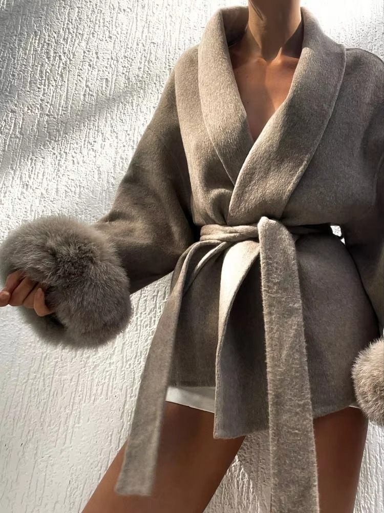 מעיל ויקטוריה עם פרווה מלאכותית לנשים – אלגנטי, חמים ומחמיא במבחר צבעים