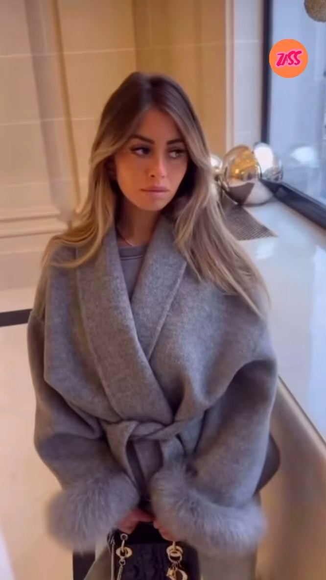 מעיל ויקטוריה עם פרווה מלאכותית לנשים – אלגנטי, חמים ומחמיא במבחר צבעים